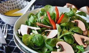Диетический салат с крабовыми палочками и зеленым горошком Салат из крабовых палочек правильное питание